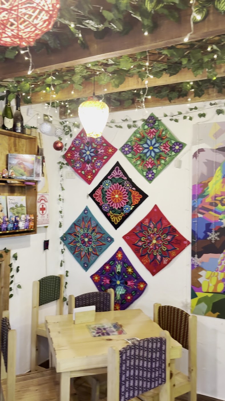 Pared con textiles bordados a mano en el comedor